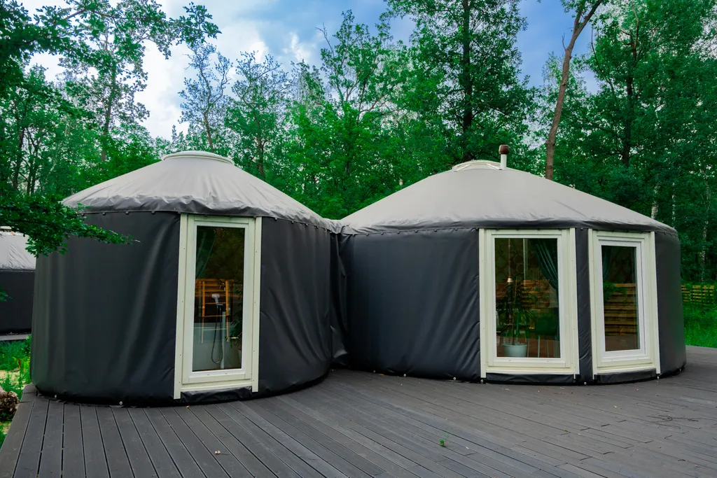 Глэмпинг с большой террасой в лесу