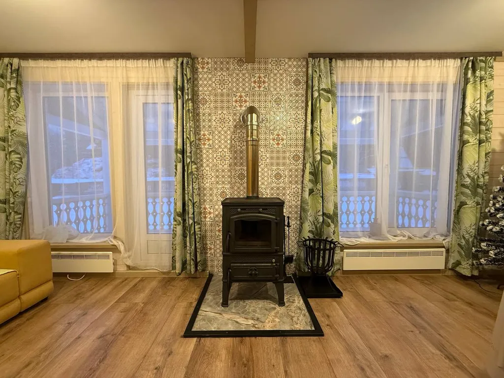 Коттедж с видом на пруд и парк