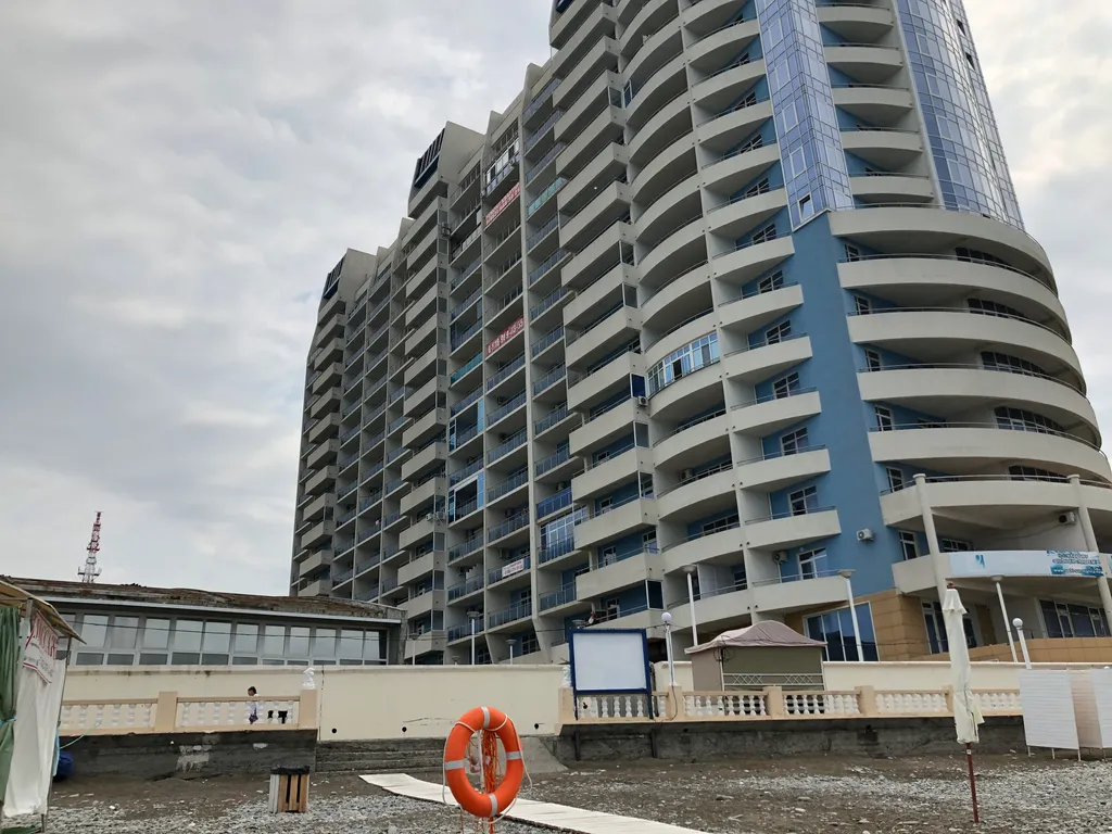 Яркая студия на берегу моря