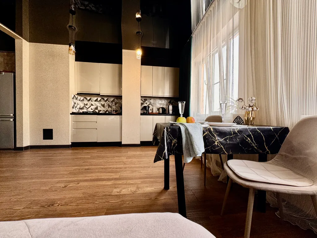 Студия с огромной парящей кроватью