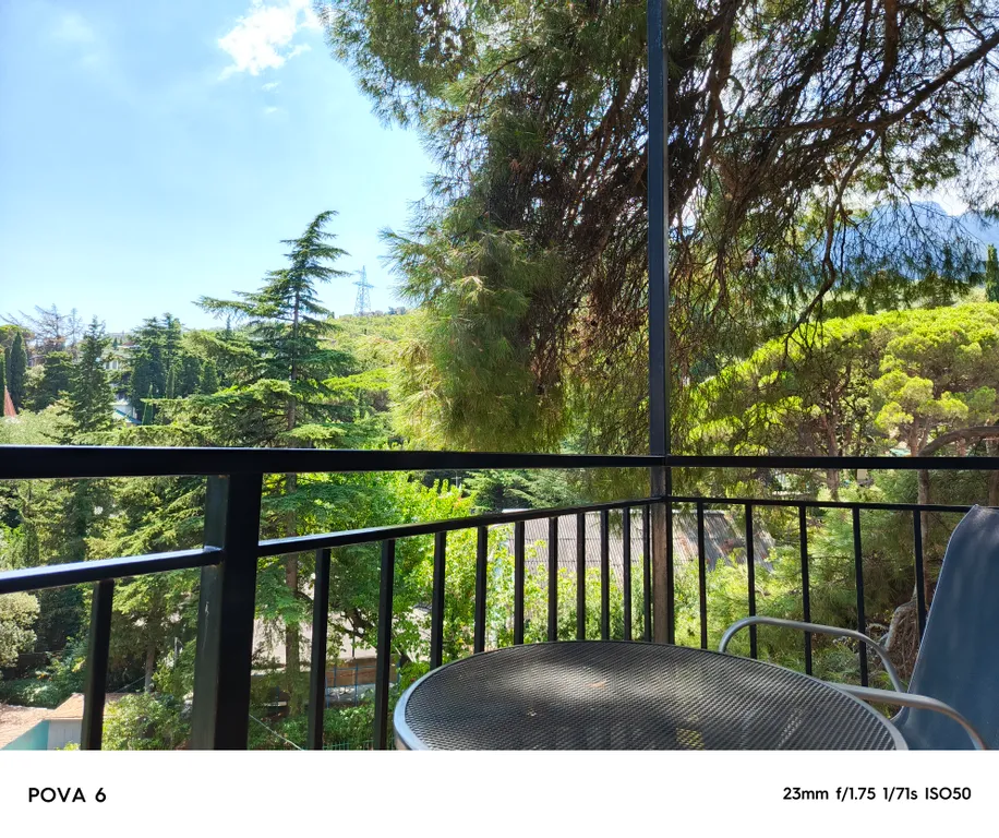 Студия с балконом и панорамными окнами