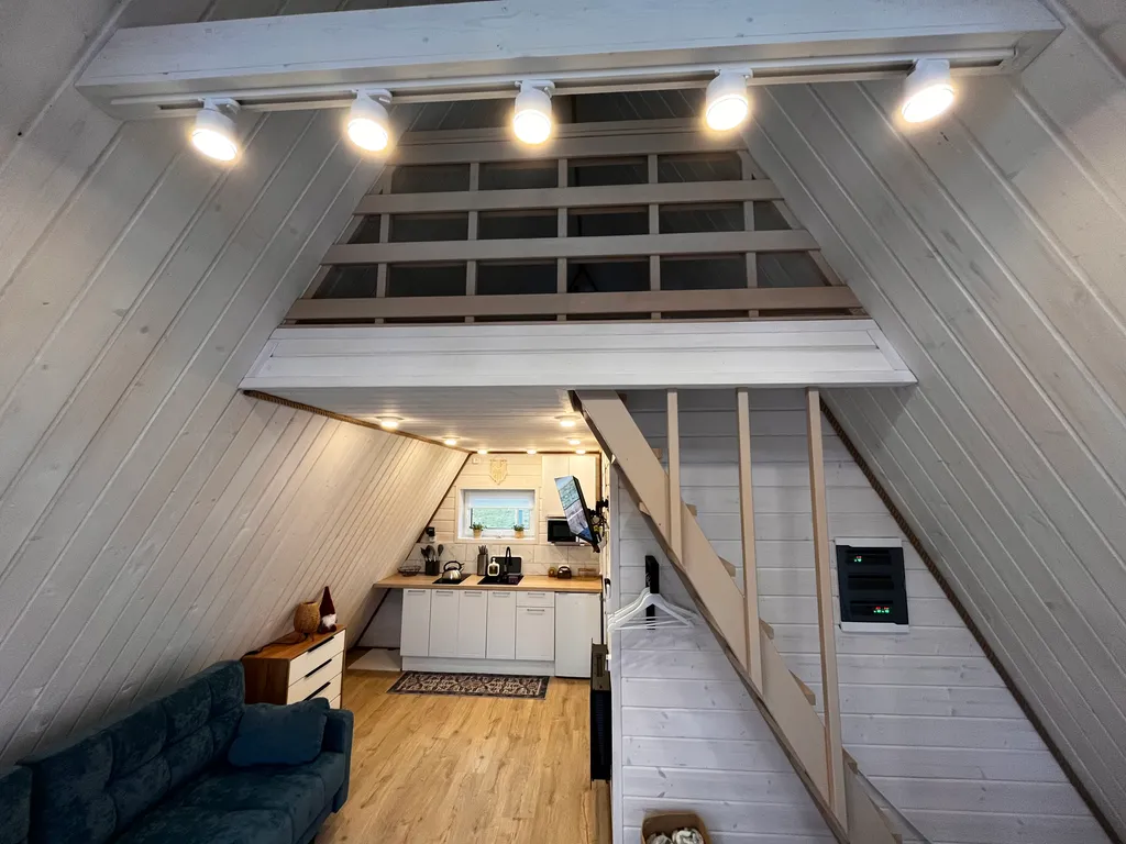 Домик в стиле А-фрейм на озере Волго