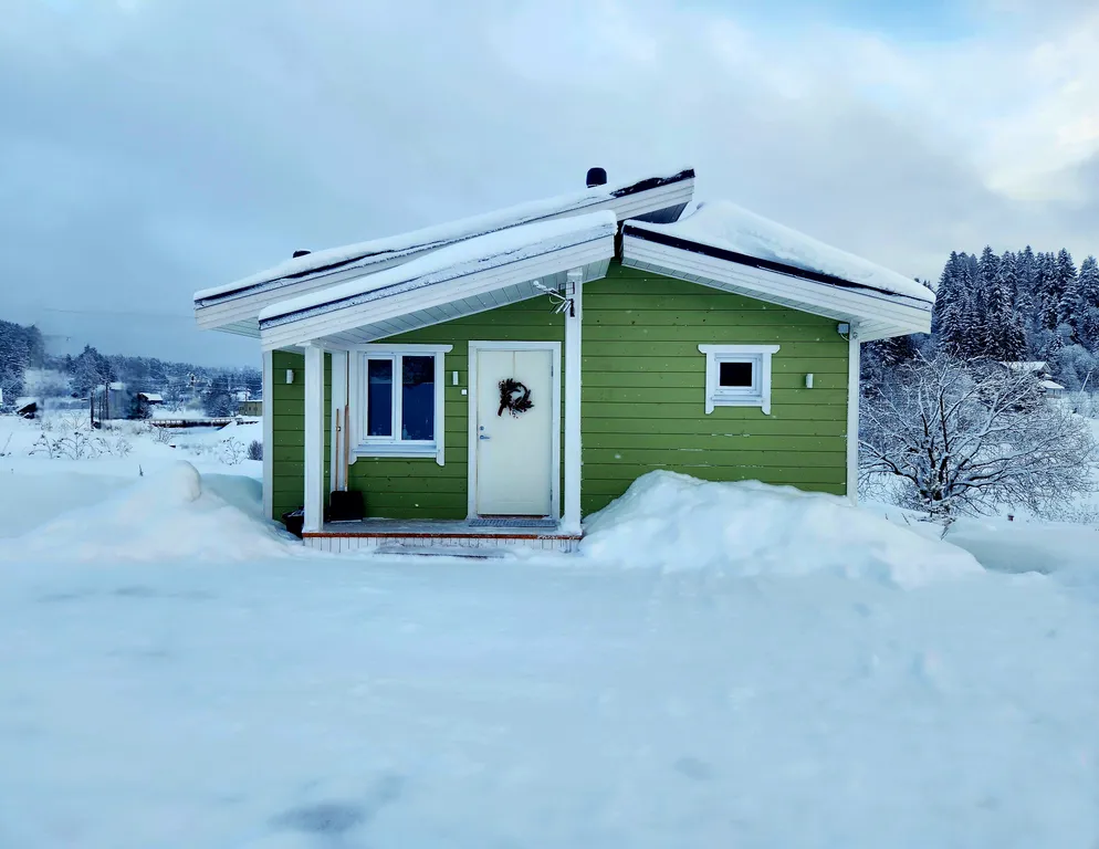 Журавлиный домик на берегу речки