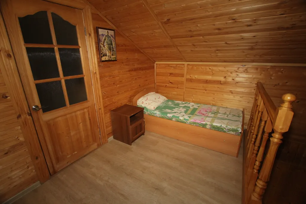 Шикарный дом находится на берегу озера, окруженный хвойным лесом