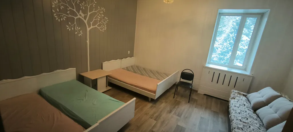 Коттедж у пруда в окружении леса