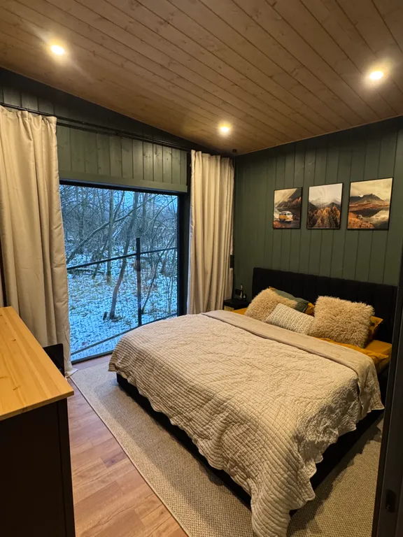 Дом у ручья в лесу