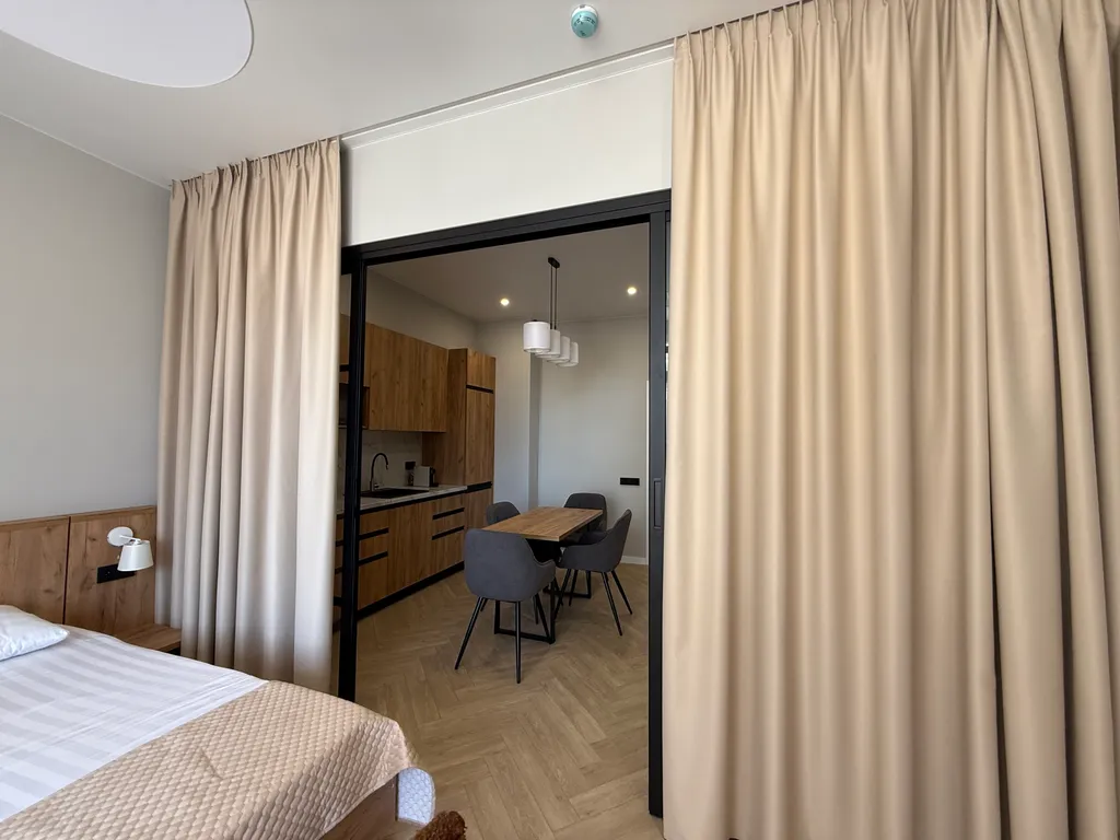 Шикарный двухкомнатный апартамент на первой береговой линии