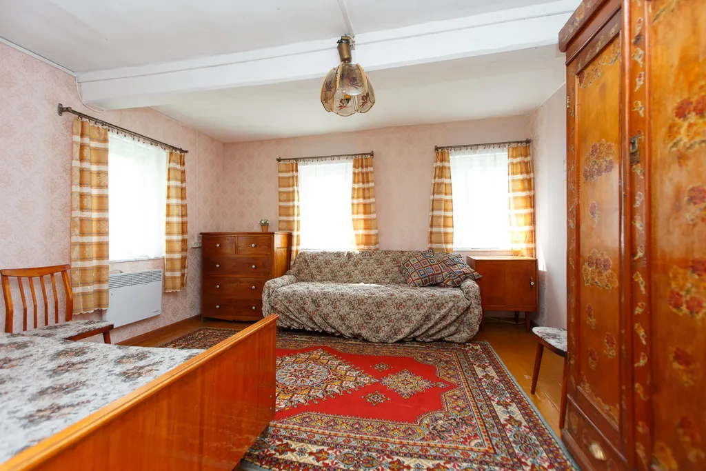 Карельский дом на берегу  озера.