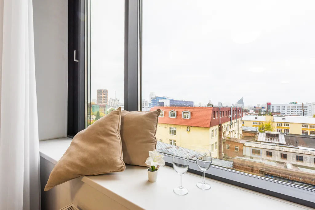 Светлая студия с кроватью и диваном