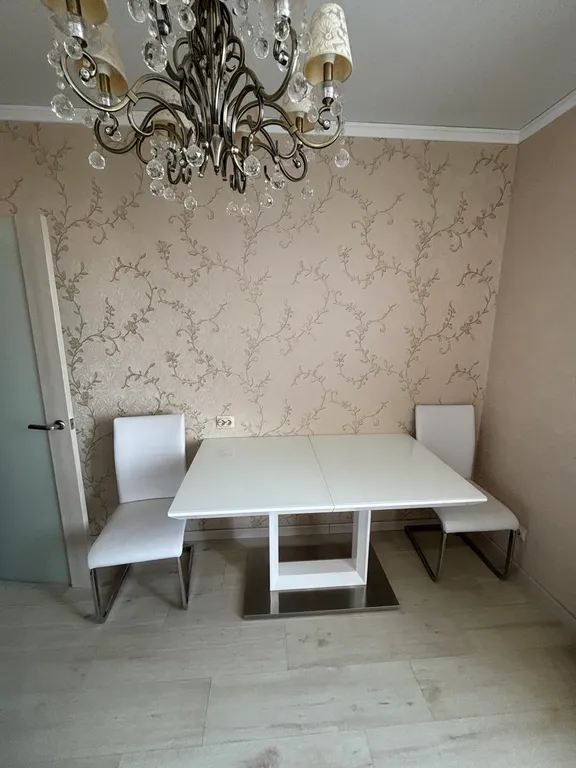 Светлая двухкомнатаная квартира с дизайнерским ремонтом рядом с центром города