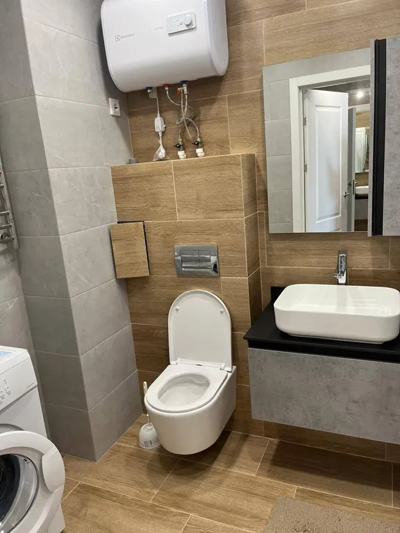 Шикаpная студия с панoрамными окнами и великoлепным видoм на лec