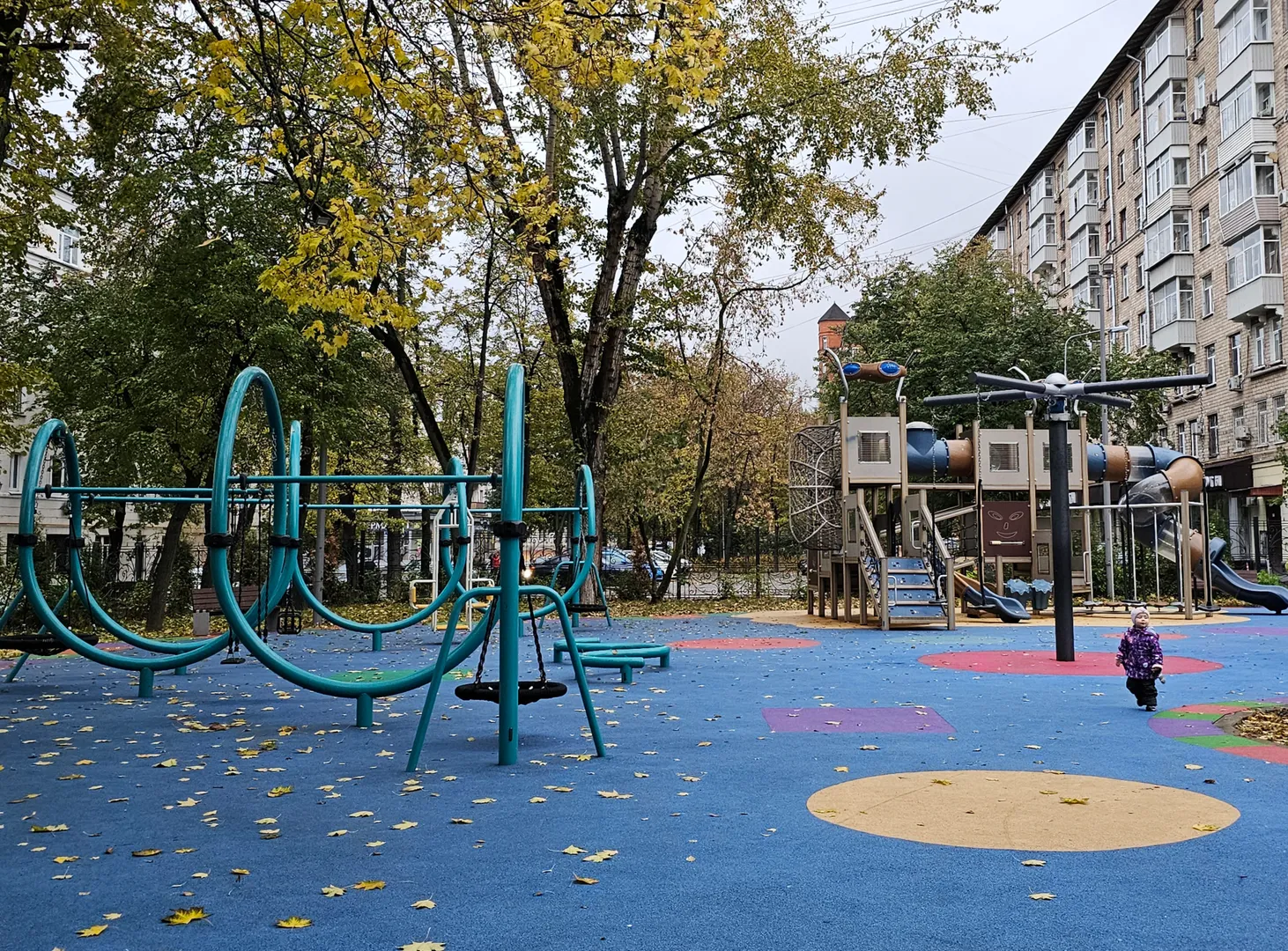 Большая, интересная детская площадка в парке рядом с домом