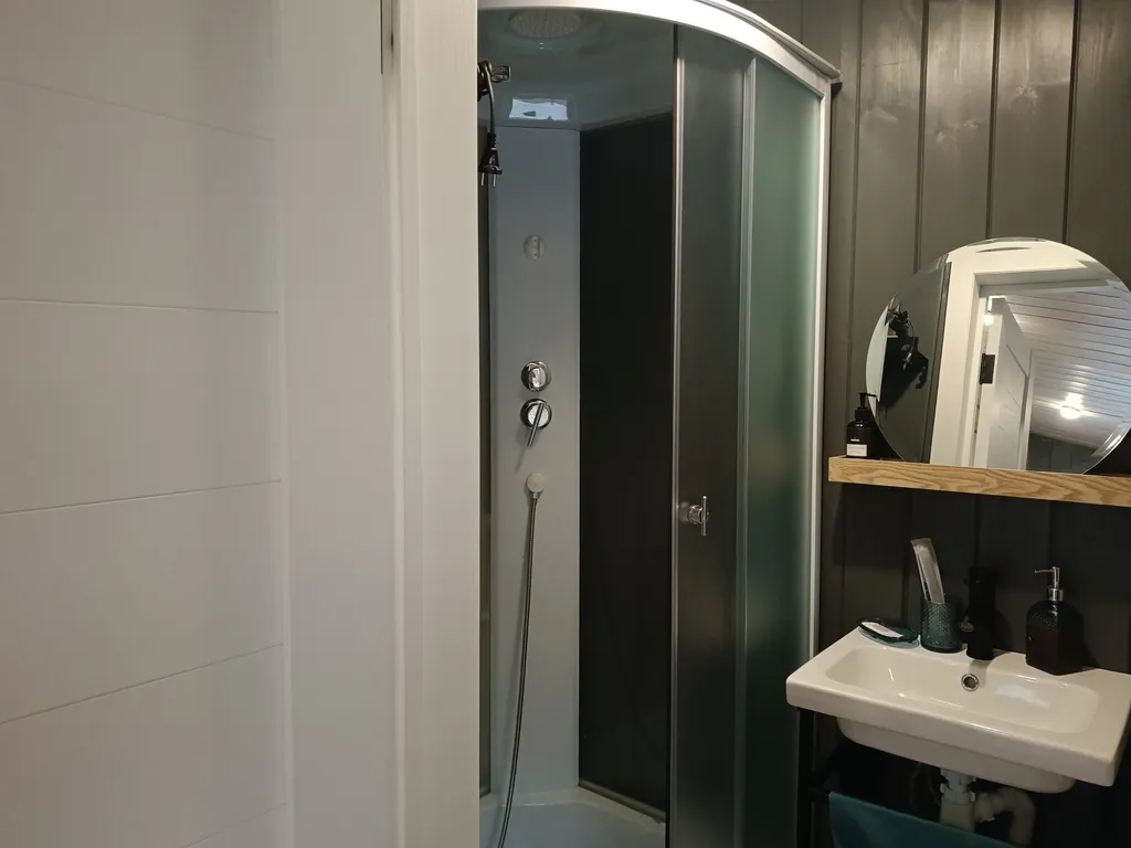 Темный домик на опушке леса