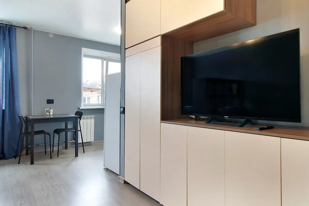 Стильная студия с балконом в самом центре