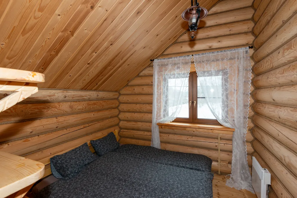 Большой деревянный коттедж рядом с озером и лесом