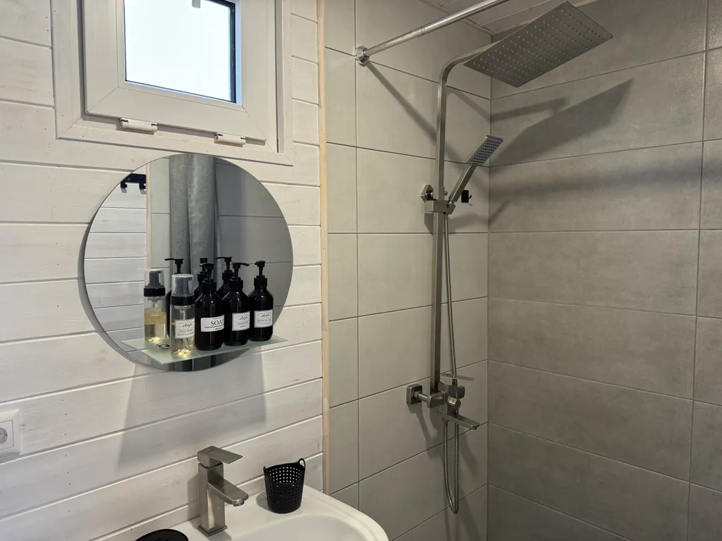 Домик с панорамными окнами и беседкой