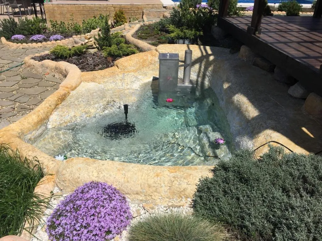 Вилла с бассейном и видом на озеро