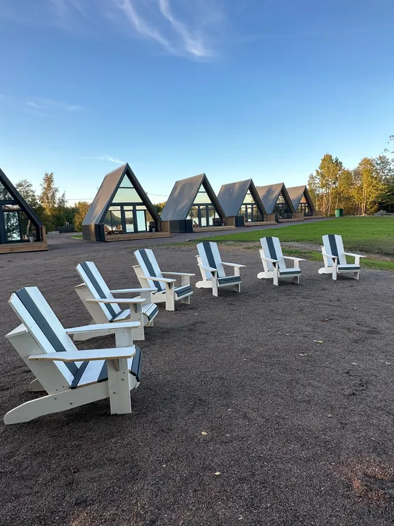 Уютный домик на берегу озера