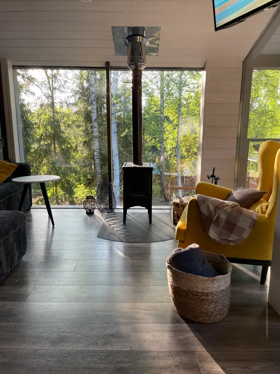 Уютный домик в ёлках