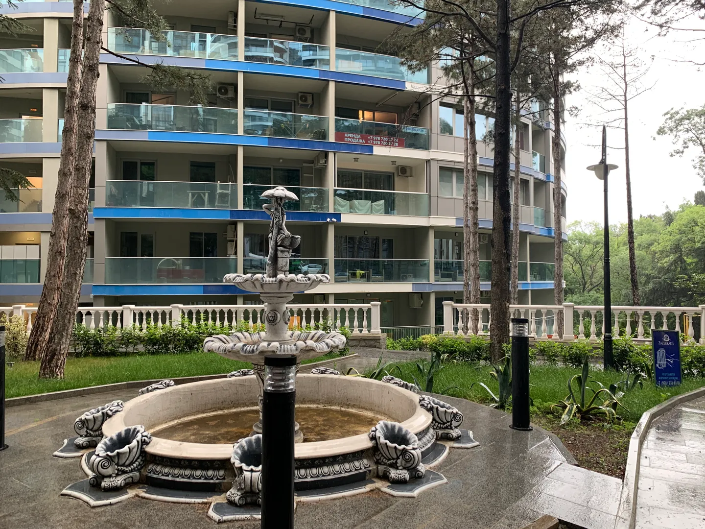 Вид на здание и наш балкон через фонтан