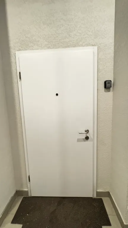 Евродвушка с высокими потолками и большими окнами, 2 кровати