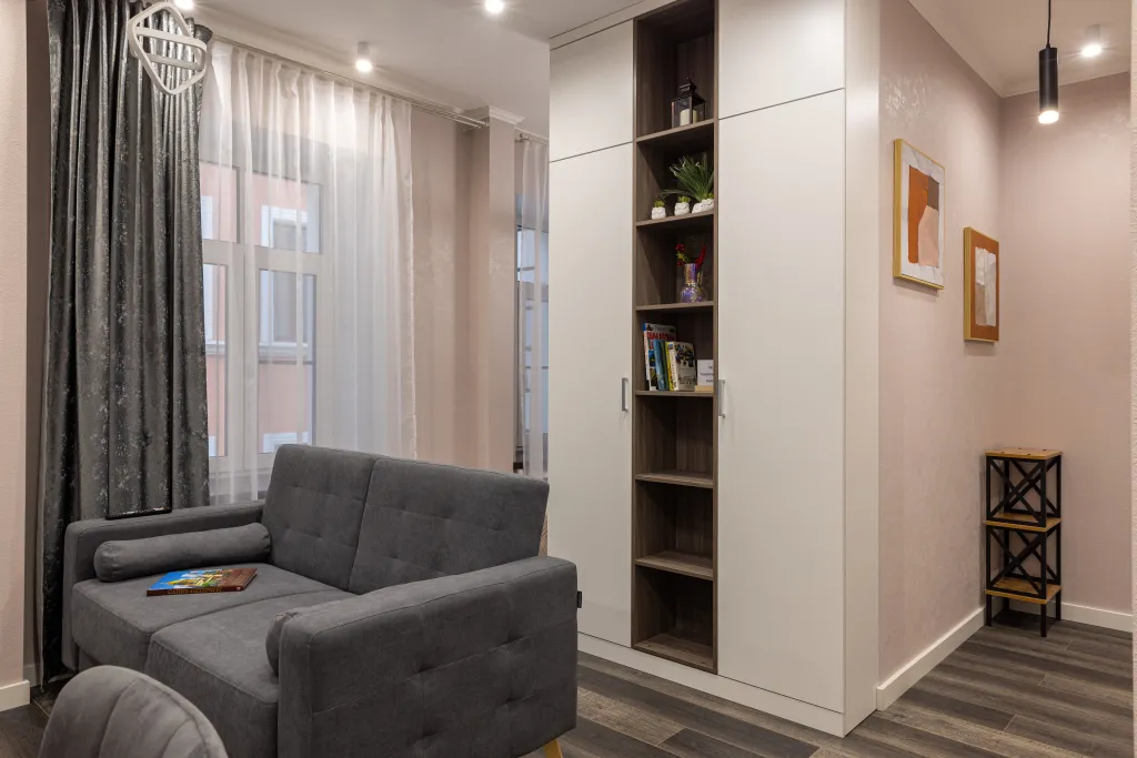 Новая дизайнерская студия на 3 окна Feel At Home у Невского проспекта