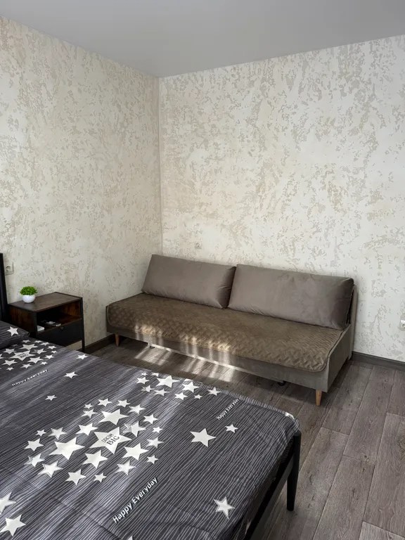 Просторная двух комнатная квартира с новым ремонтом, мебелью и технико