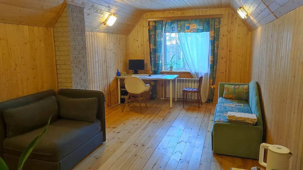 Комната на втором этаже недалеко от Игоры