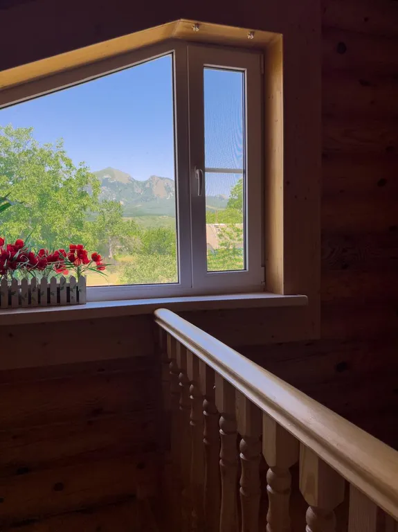 Уютный деревянный дом с видом на горы