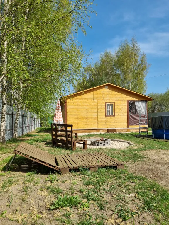 Деревянный дом в деревне дача фермера