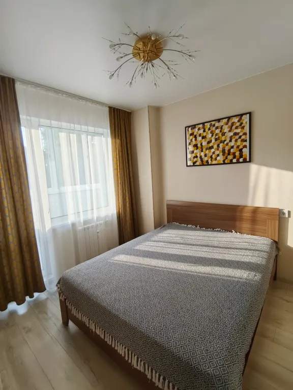 Современная евродвухкомнатная квартира с отдельной спальней в центре