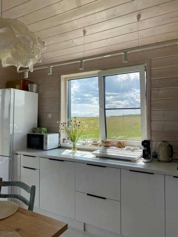 Панорамный дом у поля и леса