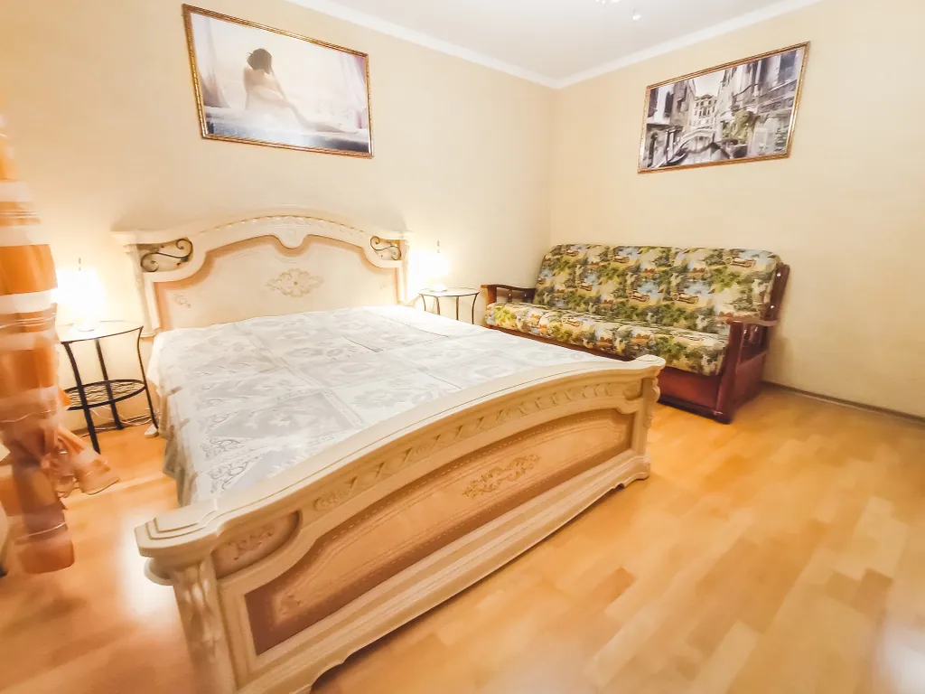 Трёхкомнатная квартира в центре на площади Ленина