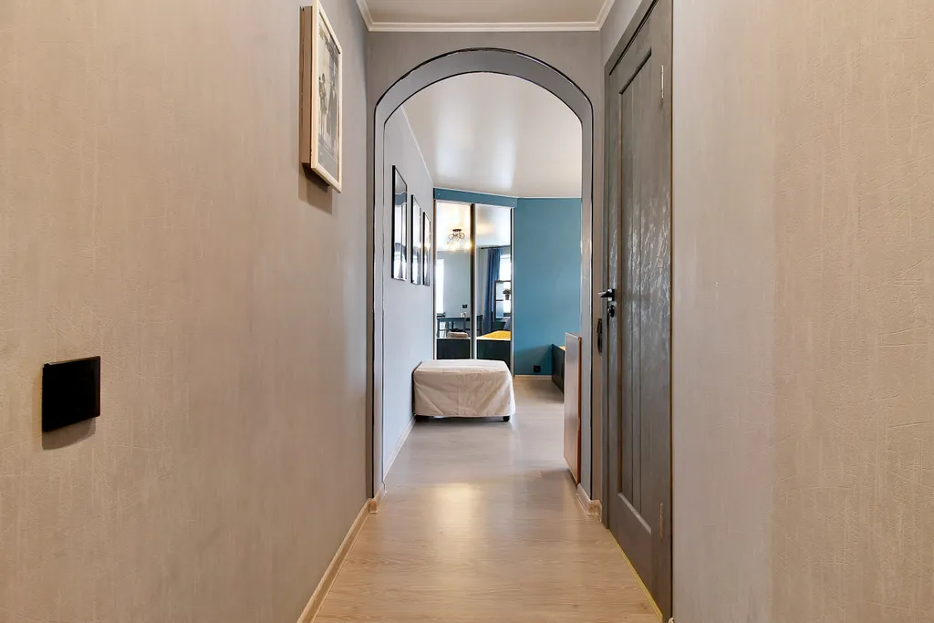 Стильная студия с балконом в самом центре