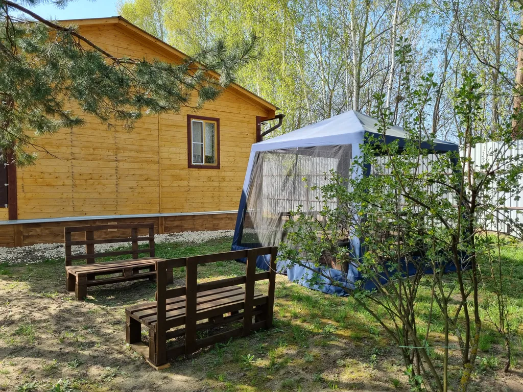 Деревянный дом в деревне дача фермера