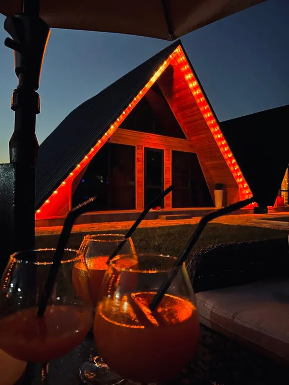 Атмосферные дома a-frame на берегу моря