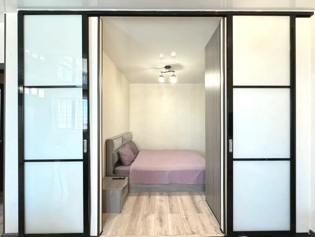 2-комнатная квартира с балконом и видом на реку рядом с Кузбасс-Арена