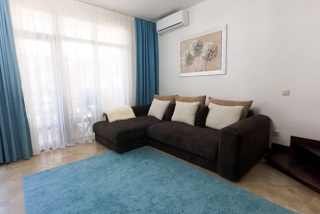 Двухэтажный дом с видом на горы