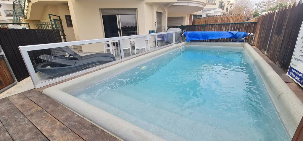 Квартира с частном бассейном