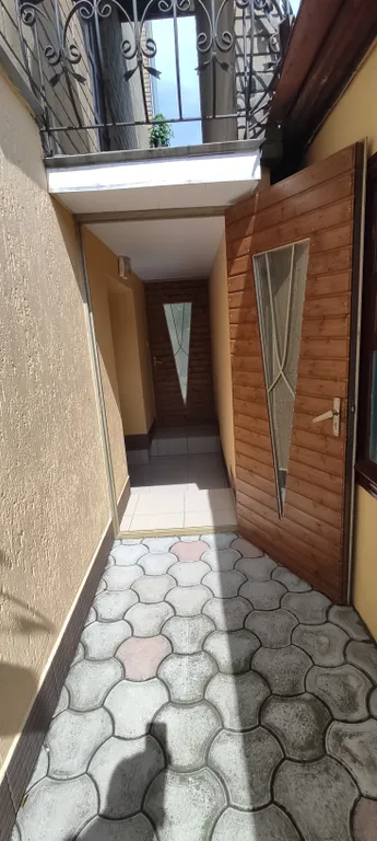 Дом с отдельным входом и двором