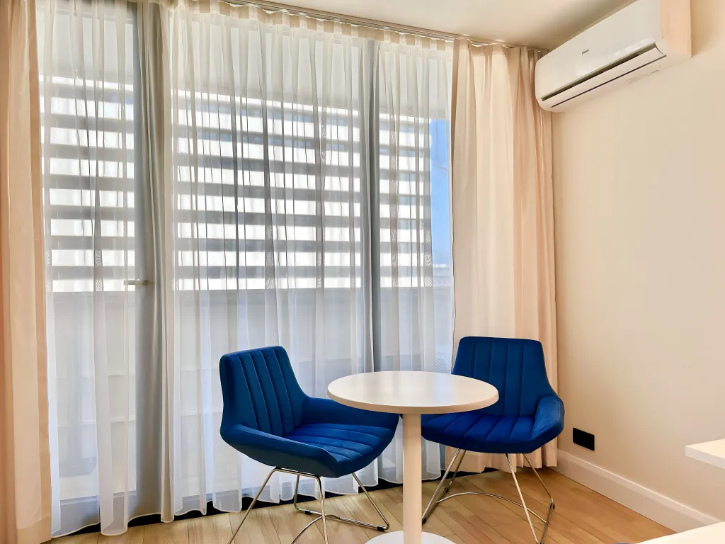 Романтичная и чистая студия с видом на море