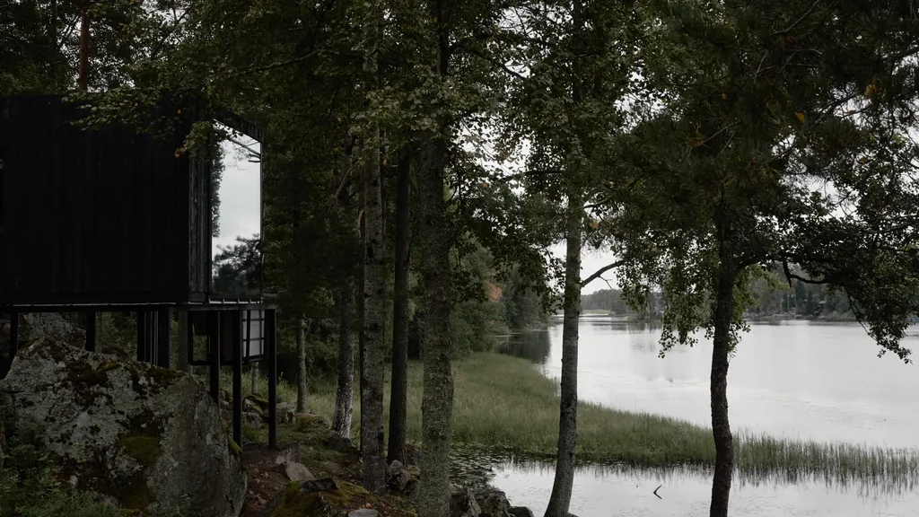 Дом на скале с панорамными окнами на реку Вуоксу