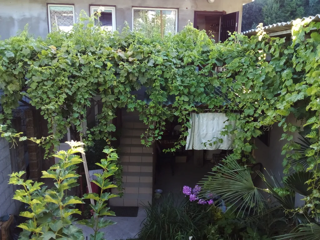 Уютный дом с балконом на море с тенистым двориком и своей парковкой