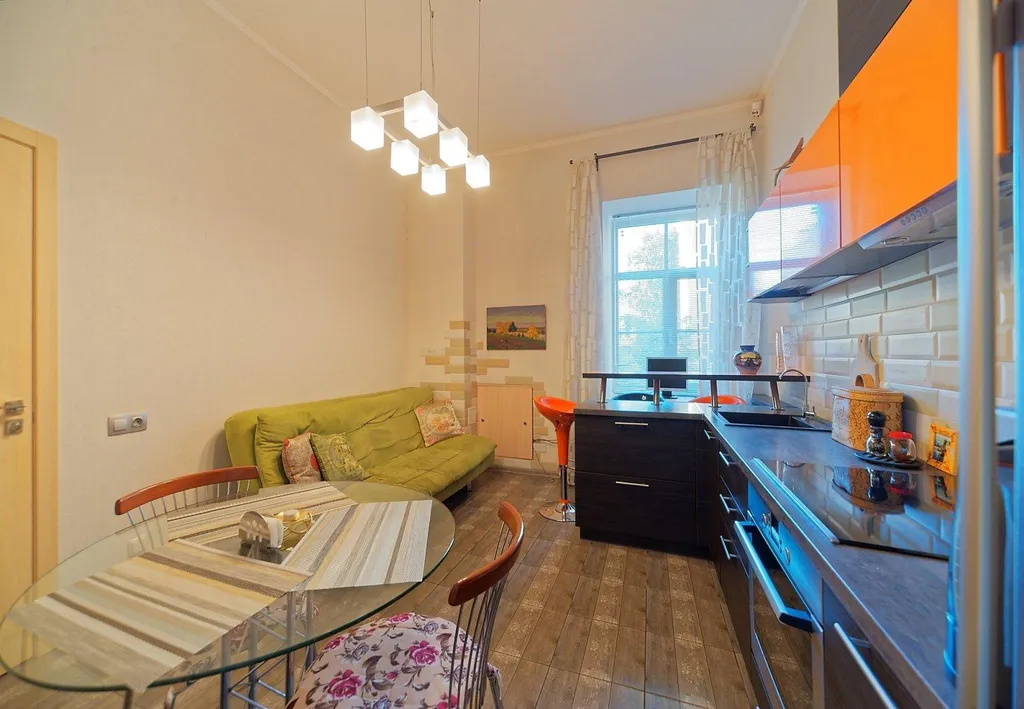 В центре, с видом на Адмиралтейский канал и "Новую Голландию"