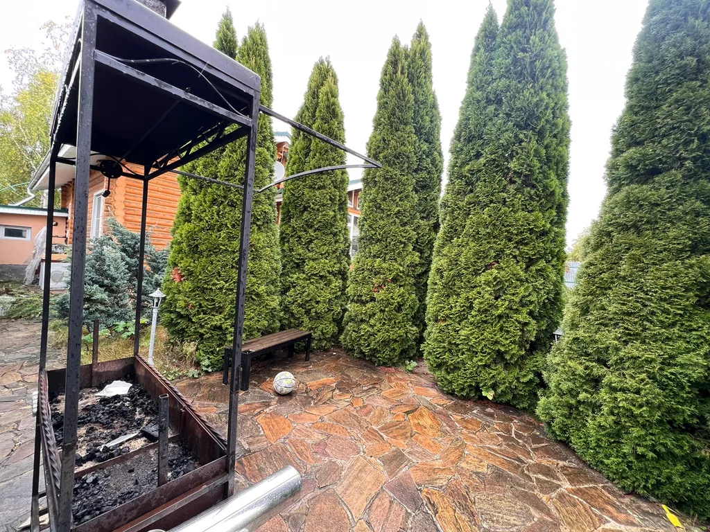 Деревянный коттедж с баней на берегу реки