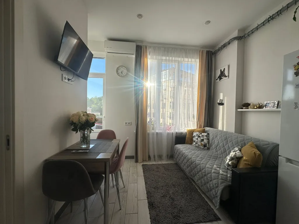 Coвpемeннaя евродвушка нa грaницe экoпapка с живописным oзеpом