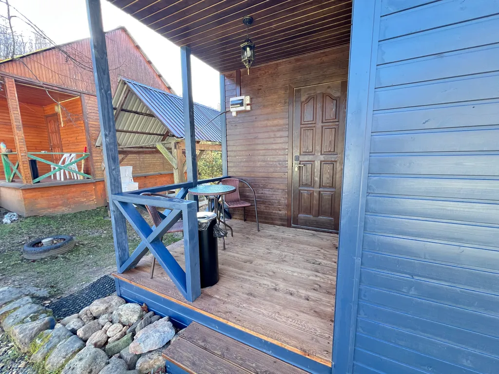 Уютная жилая комната на двоих в деревянном таунхаусе