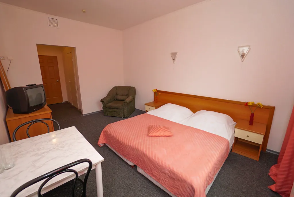 Трёхместная комната без балконом в сторону поселка