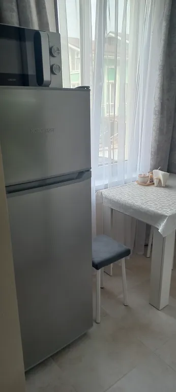 Современная студия с подогреваемым бассейном