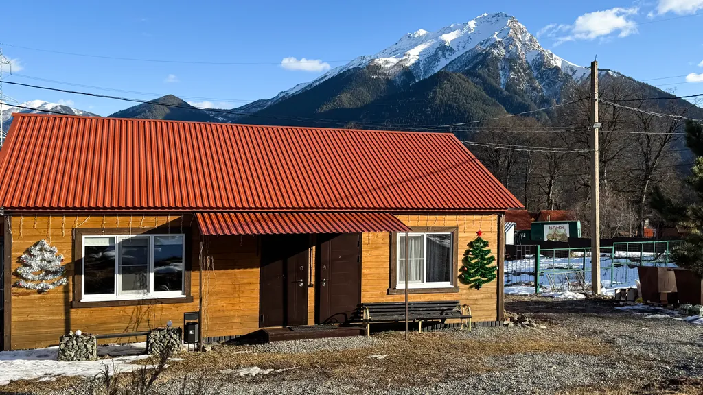 Часть дома с видом на горы